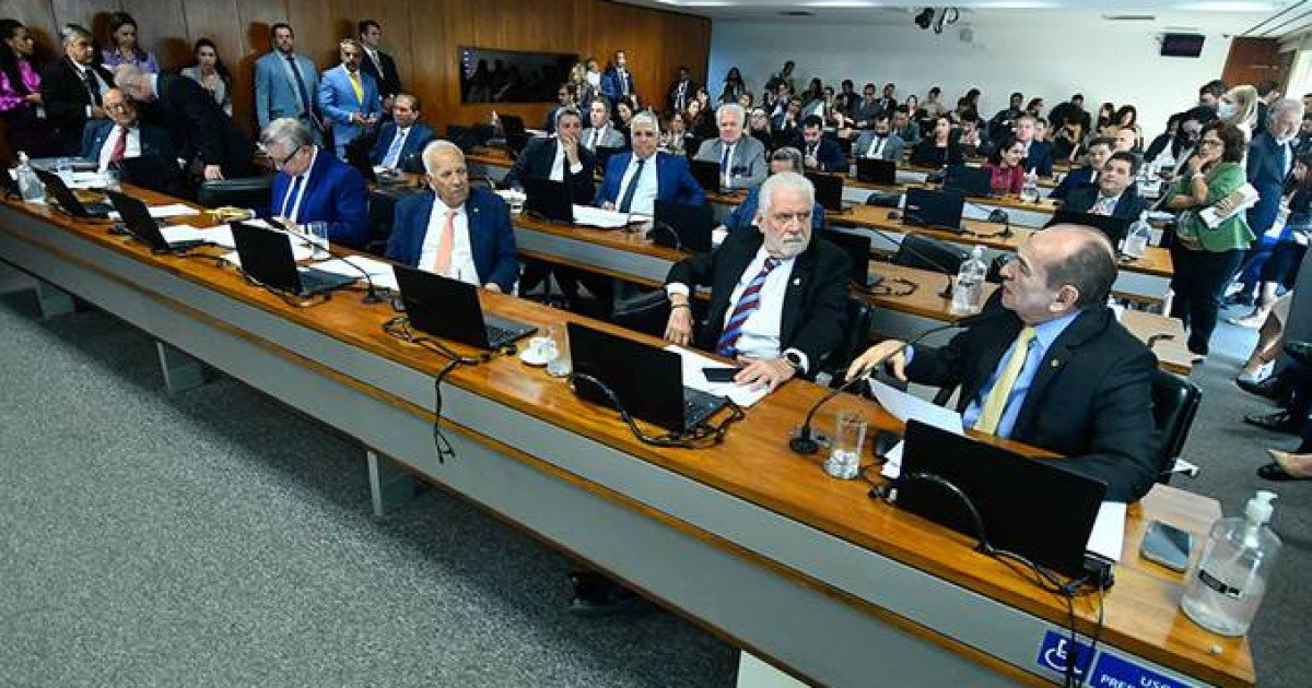 CCJ aprova proposta de fim da reeleição, mandatos de 5 anos e unificação das eleições: entenda o que muda